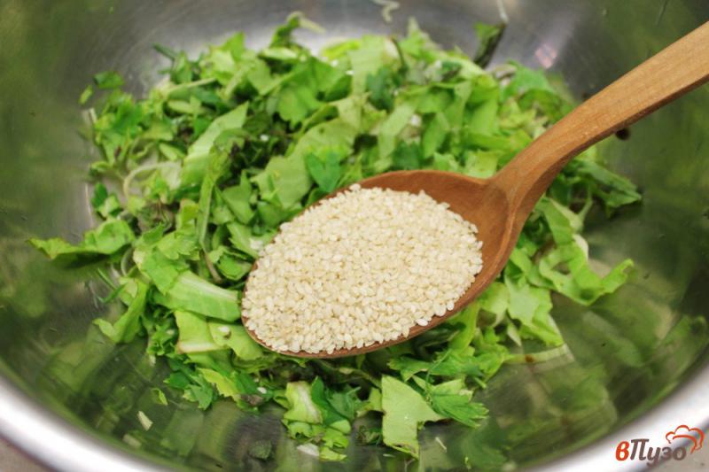 Фото приготовление рецепта: Салат из помидор, с кунжутом и зеленью ассорти шаг №3