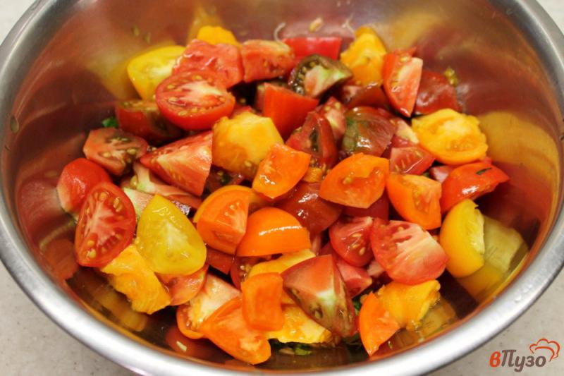 Фото приготовление рецепта: Салат из помидор, с кунжутом и зеленью ассорти шаг №4