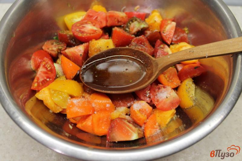 Фото приготовление рецепта: Салат из помидор, с кунжутом и зеленью ассорти шаг №5