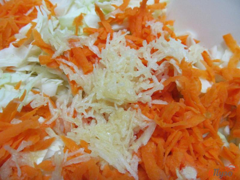 Фото приготовление рецепта: Салат из капусты с баклажаном шаг №4