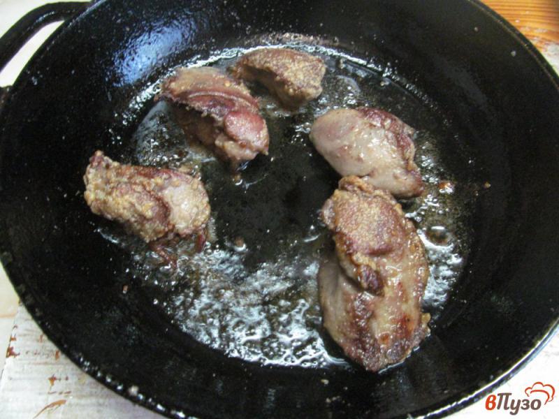 Фото приготовление рецепта: Теплый салат с куриной печенью шаг №5