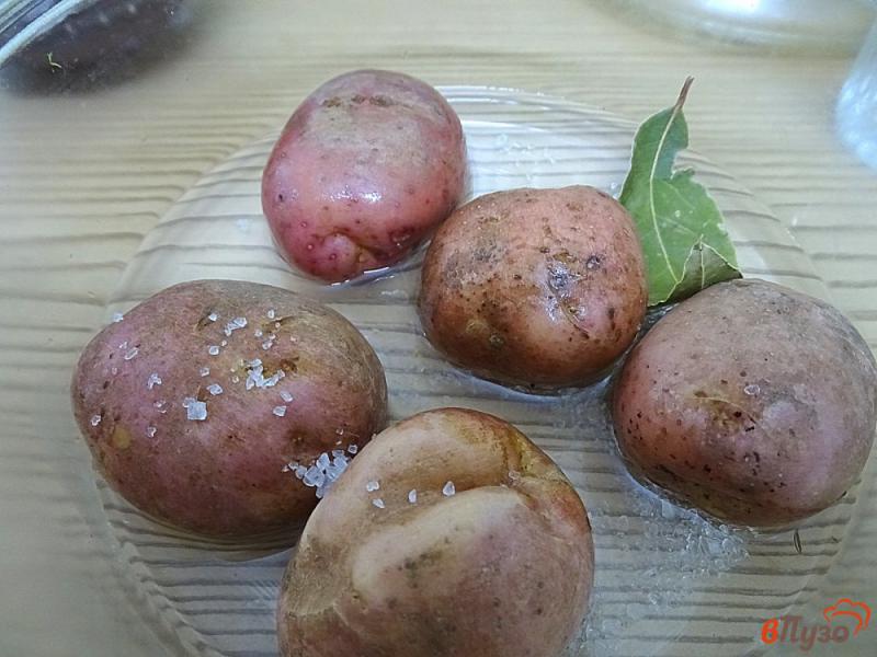 Фото приготовление рецепта: Картофель в мундире в микроволновке шаг №2