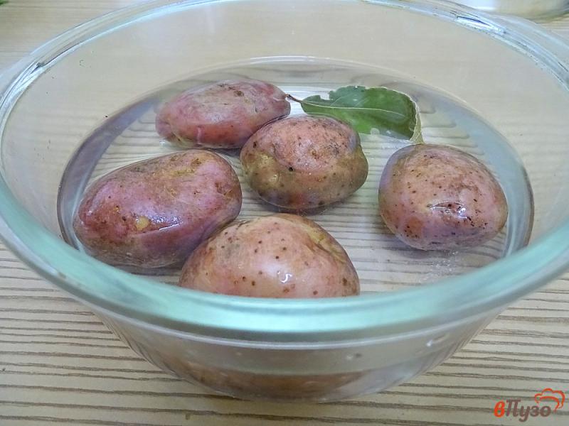 Фото приготовление рецепта: Картофель в мундире в микроволновке шаг №3