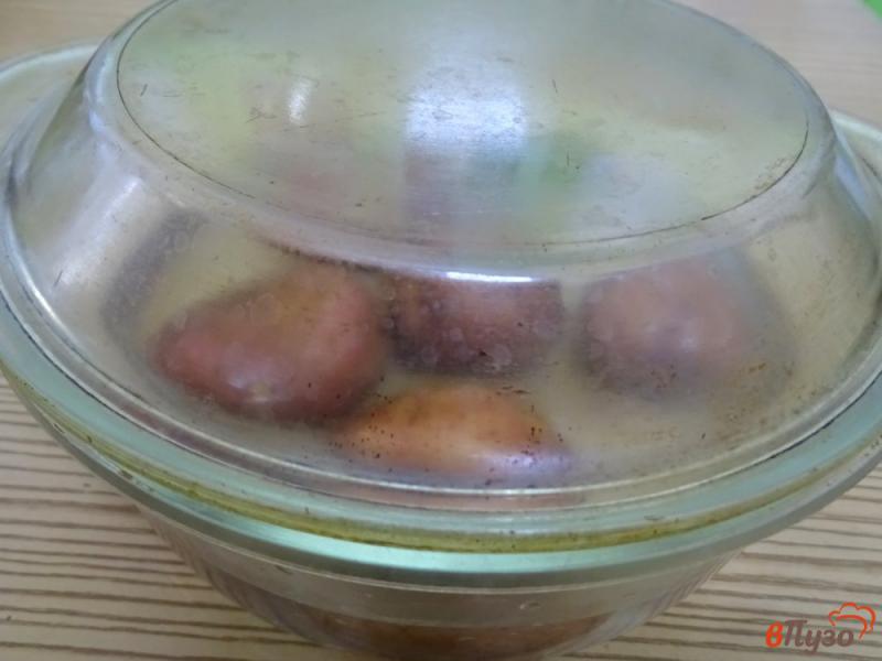Фото приготовление рецепта: Картофель в мундире в микроволновке шаг №4