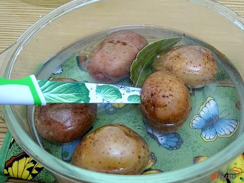 Фото приготовление рецепта: Картофель в мундире в микроволновке шаг №5
