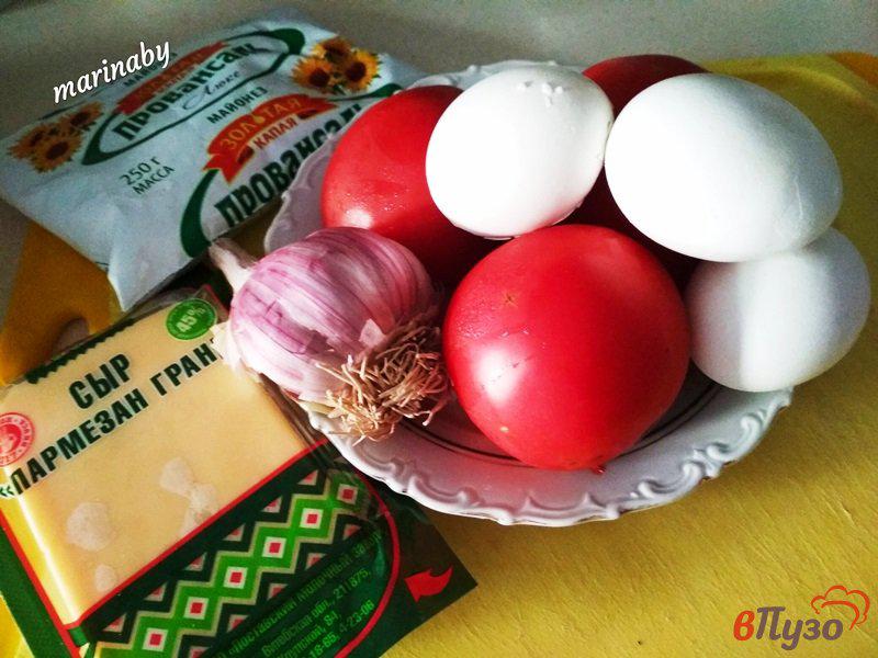 Фото приготовление рецепта: Салат слоеный из помидор, сыра и яиц шаг №1