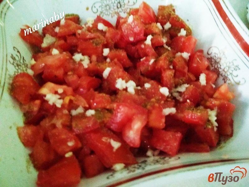 Фото приготовление рецепта: Салат слоеный из помидор, сыра и яиц шаг №4