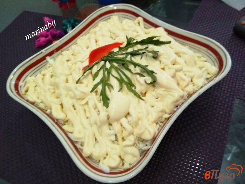Фото приготовление рецепта: Салат слоеный из помидор, сыра и яиц шаг №7