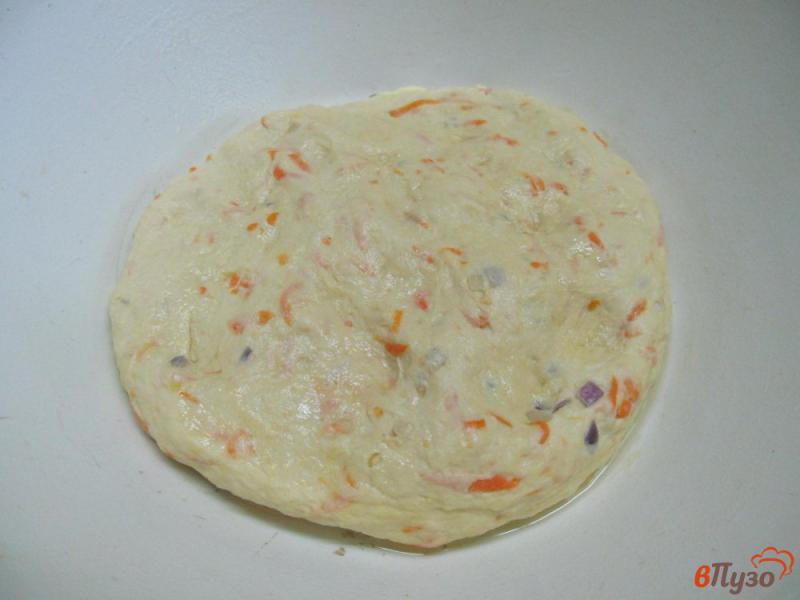 Фото приготовление рецепта: Закусочный хлеб с морковью и луком шаг №6