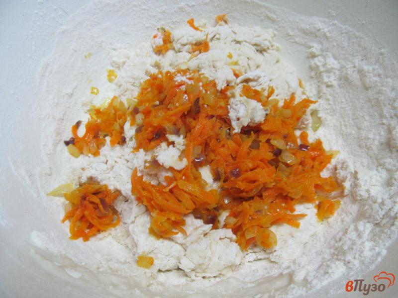 Фото приготовление рецепта: Закусочный хлеб с морковью и луком шаг №5