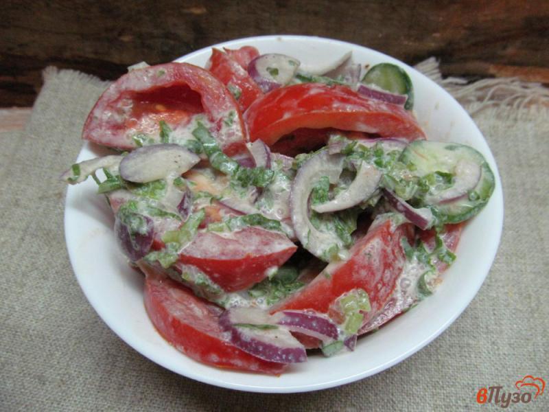 Фото приготовление рецепта: Салат из помидора и огурца с ботвой редиса шаг №4