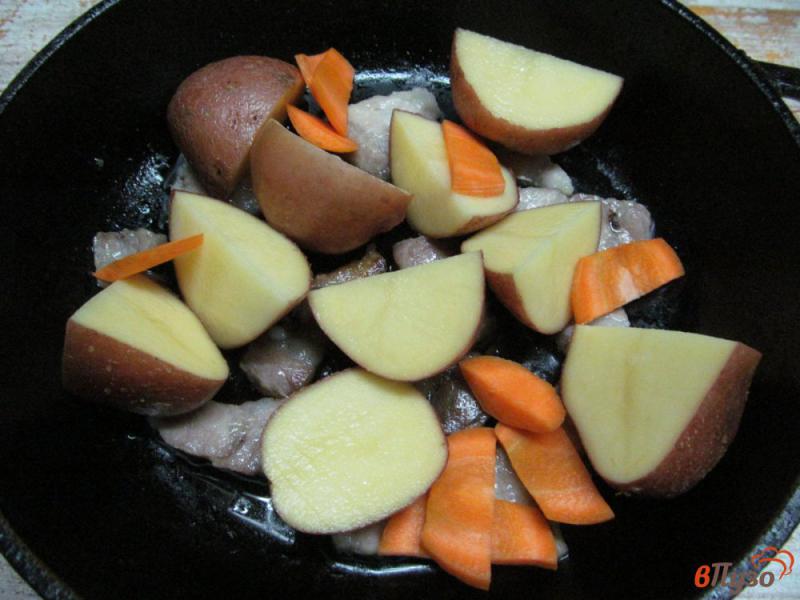 Фото приготовление рецепта: Жареный редис с картофелем на свиной грудинке шаг №2