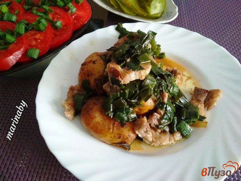 Фото приготовление рецепта: Поджарка из свинины с зеленым луком и молодым картофелем шаг №7