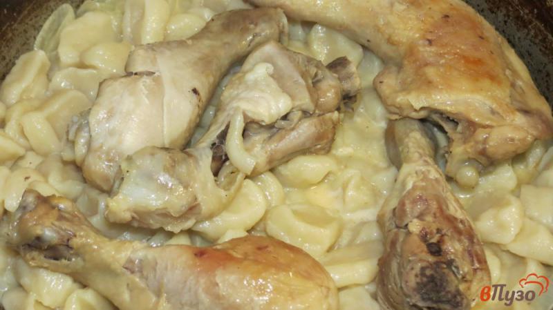 Фото приготовление рецепта: Жаренная курица с клецками шаг №5