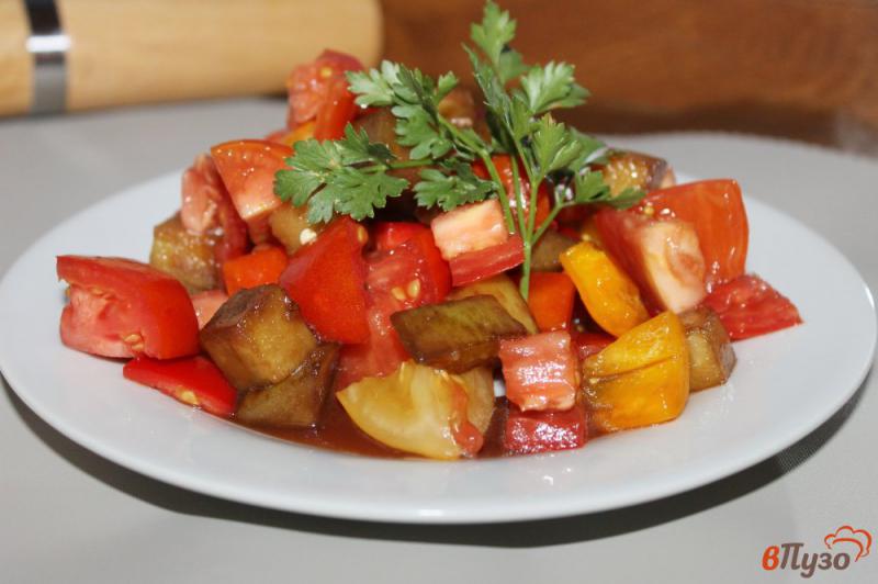 Фото приготовление рецепта: Салат из болгарского перца и жареного баклажана шаг №5