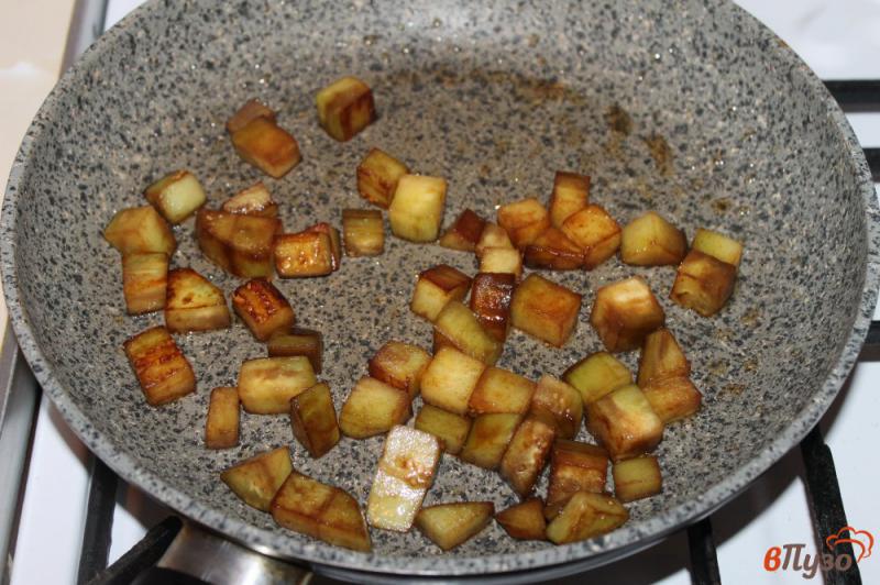 Фото приготовление рецепта: Салат из болгарского перца и жареного баклажана шаг №3