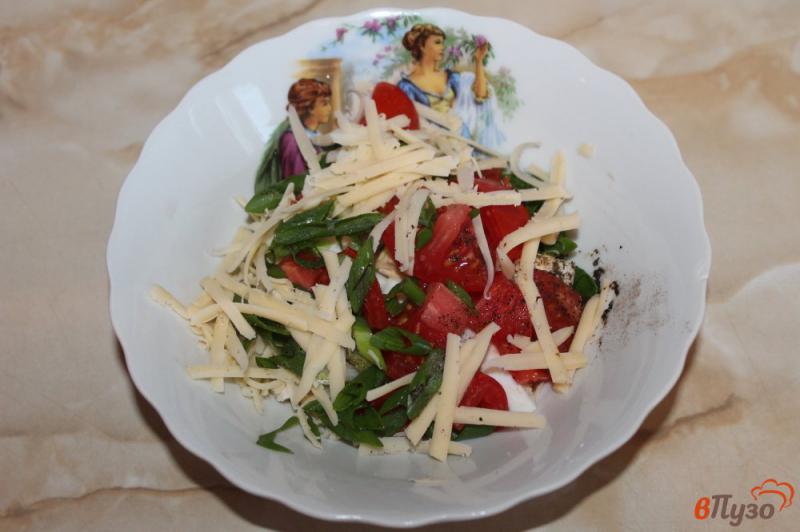Фото приготовление рецепта: Салат из яиц, сыра и помидоров шаг №4