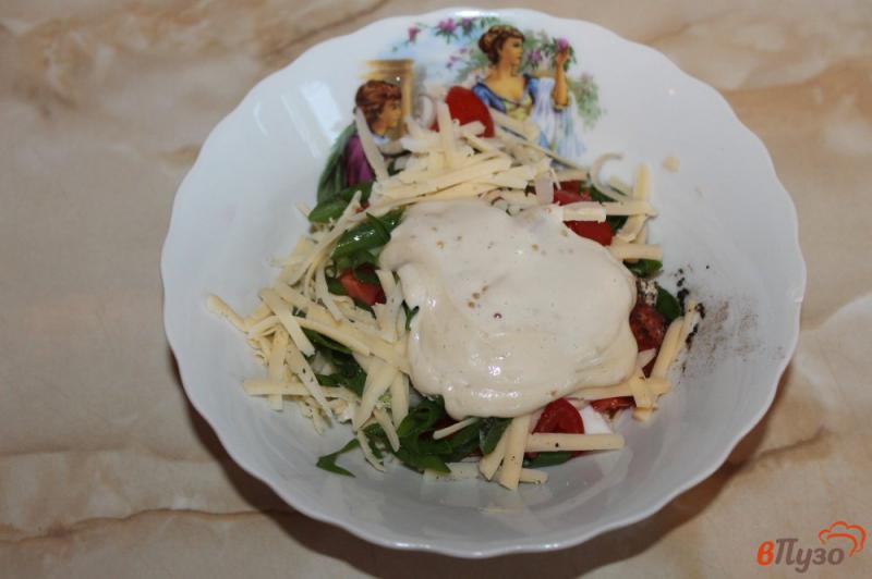 Фото приготовление рецепта: Салат из яиц, сыра и помидоров шаг №5