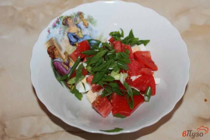 Фото приготовление рецепта: Салат из яиц, сыра и помидоров шаг №3