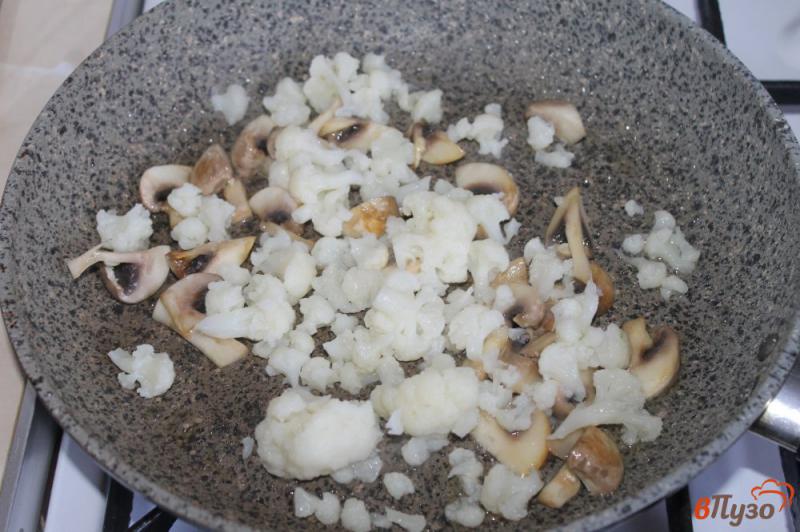 Фото приготовление рецепта: Цветная капуста с шампиньонами в сливочном соусе шаг №3