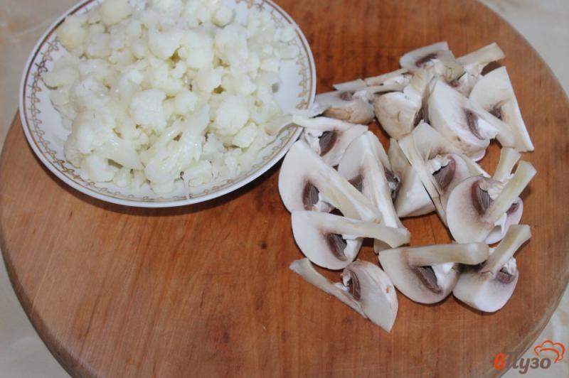 Фото приготовление рецепта: Цветная капуста с шампиньонами в сливочном соусе шаг №1