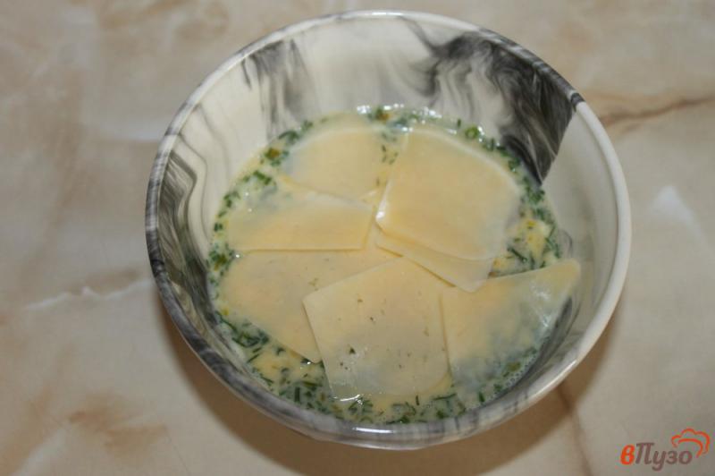 Фото приготовление рецепта: Омлет с сырной корочкой и курицей в микроволновке шаг №5