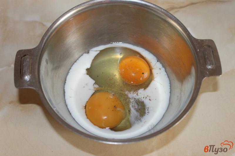 Фото приготовление рецепта: Омлет с сырной корочкой и курицей в микроволновке шаг №2