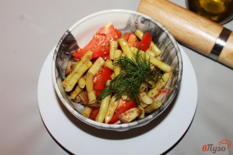 Фото приготовление рецепта: Помидорный салат со стручковой фасолью и грибами шаг №5