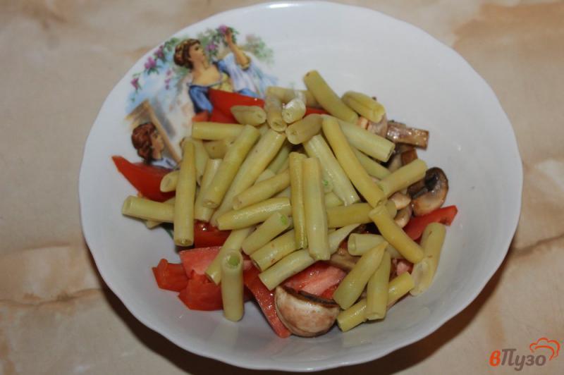 Фото приготовление рецепта: Помидорный салат со стручковой фасолью и грибами шаг №3