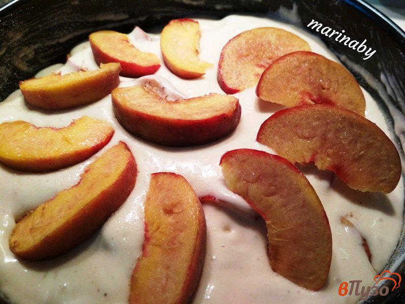 Фото приготовление рецепта: Шарлотка с яблоками и персиками шаг №9