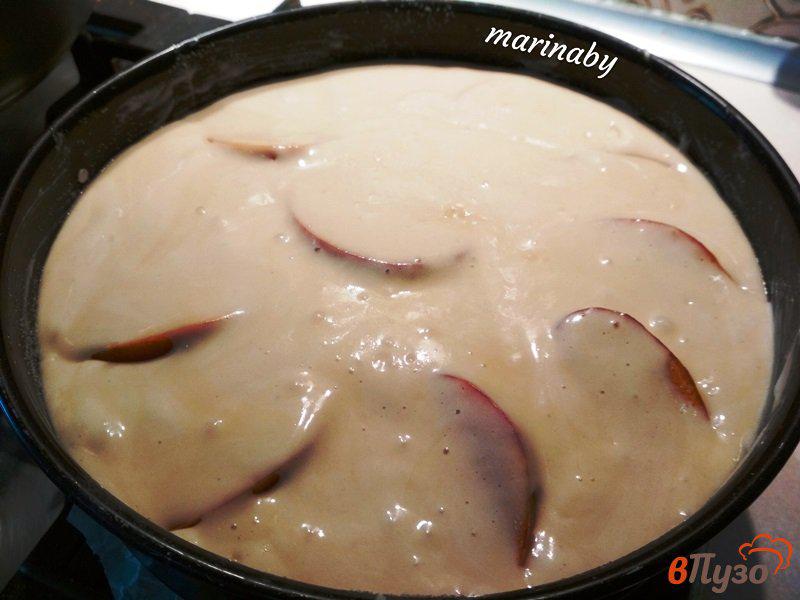 Фото приготовление рецепта: Шарлотка с яблоками и персиками шаг №10