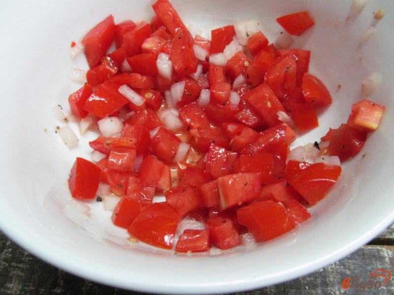 Фото приготовление рецепта: Брускетты с томатами и сельдью шаг №1