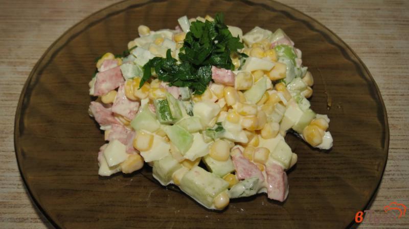 Фото приготовление рецепта: Салат  с колбасой и овощами шаг №4