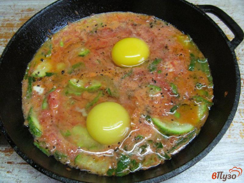 Фото приготовление рецепта: Яйца с кабачком в томатном соке шаг №4