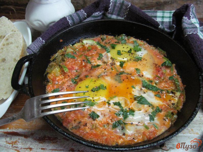 Фото приготовление рецепта: Яйца с кабачком в томатном соке шаг №5