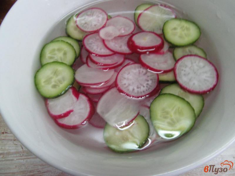 Фото приготовление рецепта: Хрустящий салат под соусом их хрена шаг №2