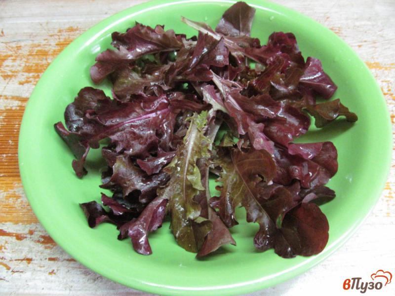 Фото приготовление рецепта: Хрустящий салат под соусом их хрена шаг №3