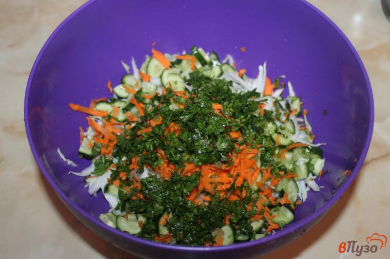Фото приготовление рецепта: Салат из пекинской капусты, моркови и огурца шаг №4