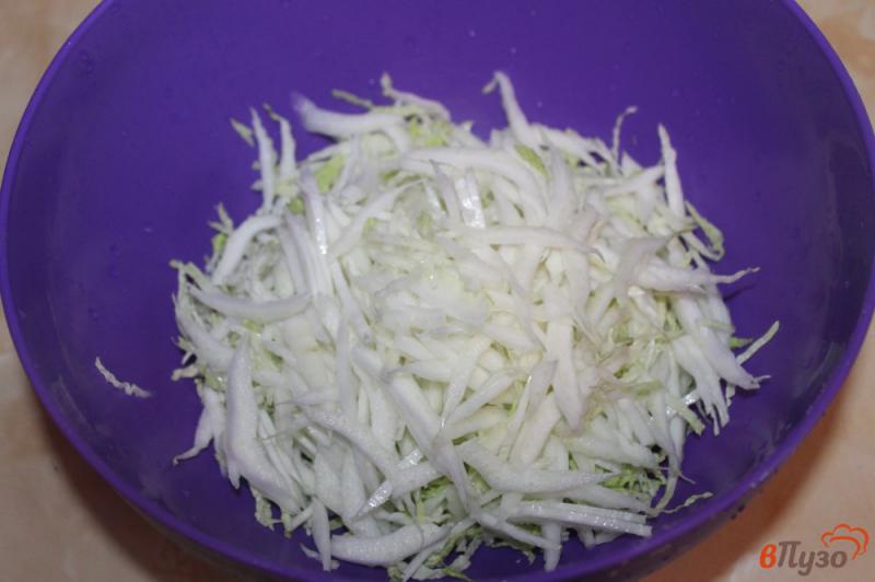 Фото приготовление рецепта: Салат из пекинской капусты, моркови и огурца шаг №1