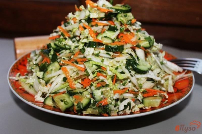 Фото приготовление рецепта: Салат из пекинской капусты, моркови и огурца шаг №5