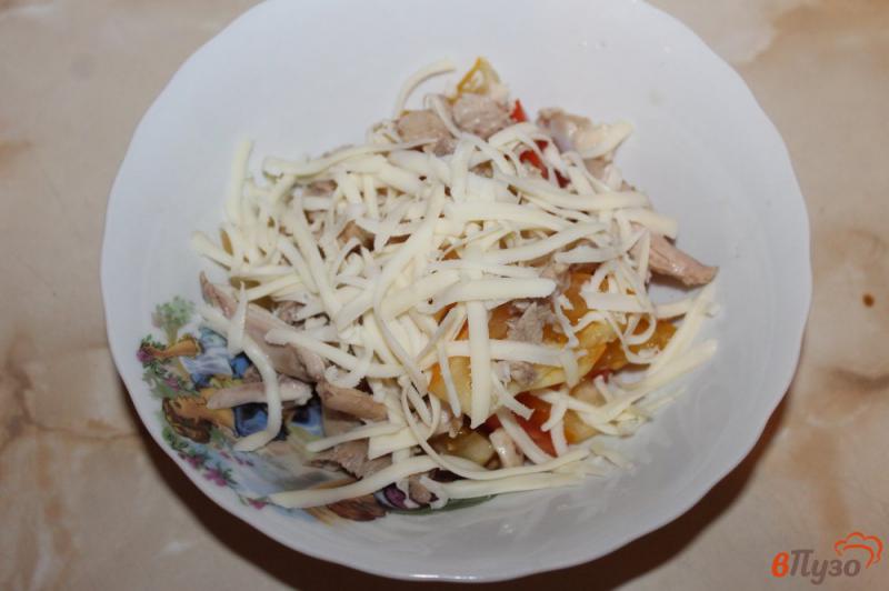 Фото приготовление рецепта: Салат из куриного мяса, сыра и перца шаг №3