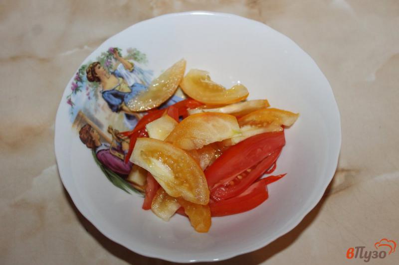 Фото приготовление рецепта: Салат из куриного мяса, сыра и перца шаг №2