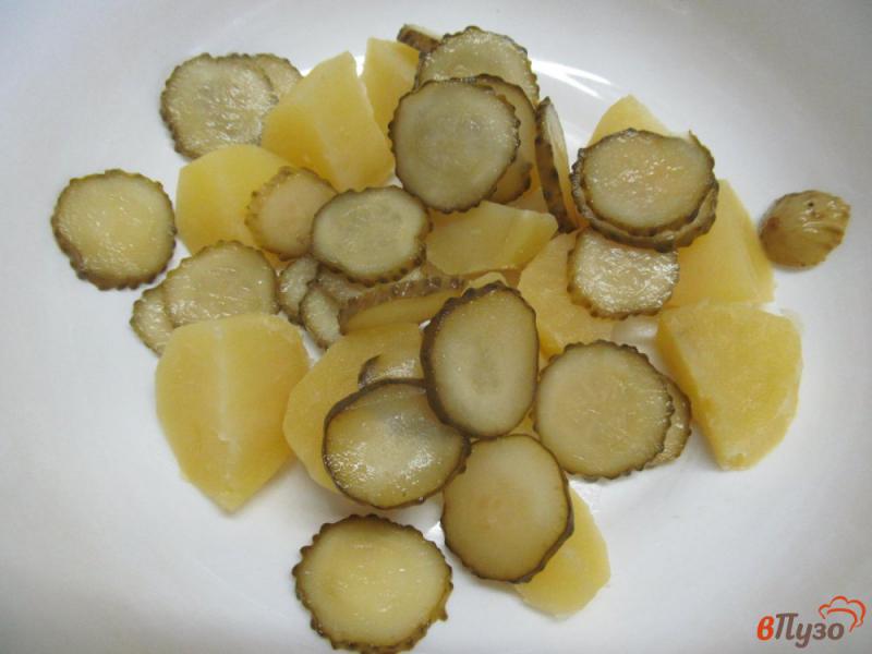 Фото приготовление рецепта: Салат с маринованными шампиньонами и огурцами шаг №2