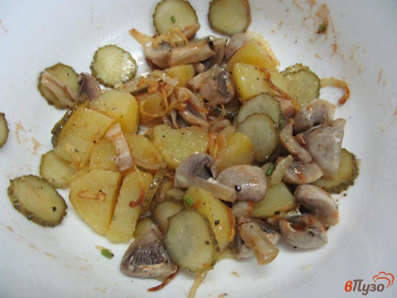 Фото приготовление рецепта: Салат с маринованными шампиньонами и огурцами шаг №6
