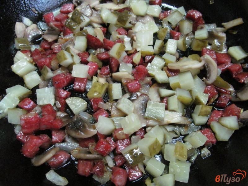 Фото приготовление рецепта: Суп с маринованным огурцом и колбасой шаг №4