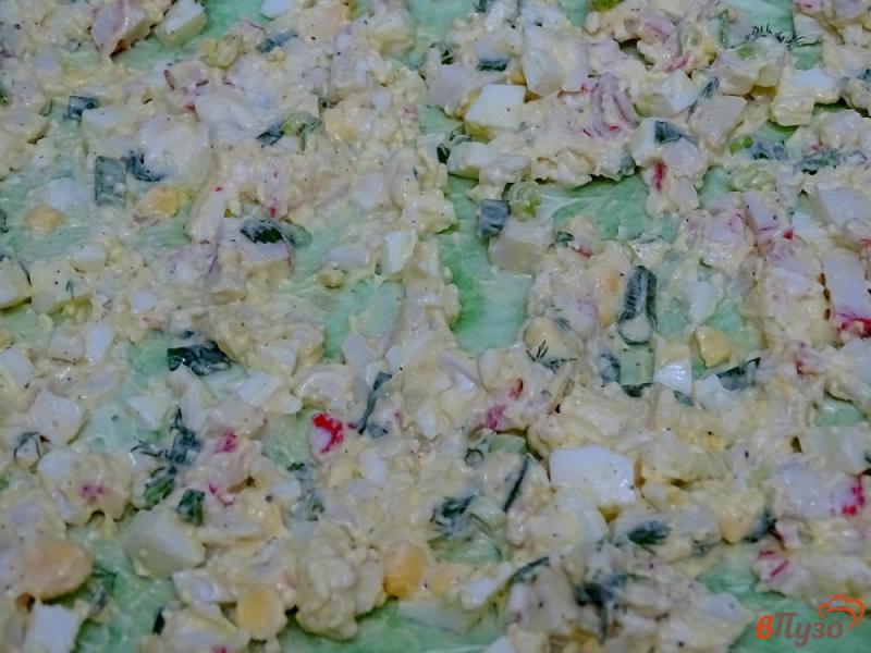 Фото приготовление рецепта: Рулет из лаваша с крабовым мясом, яйцами и плавленым сыром шаг №7