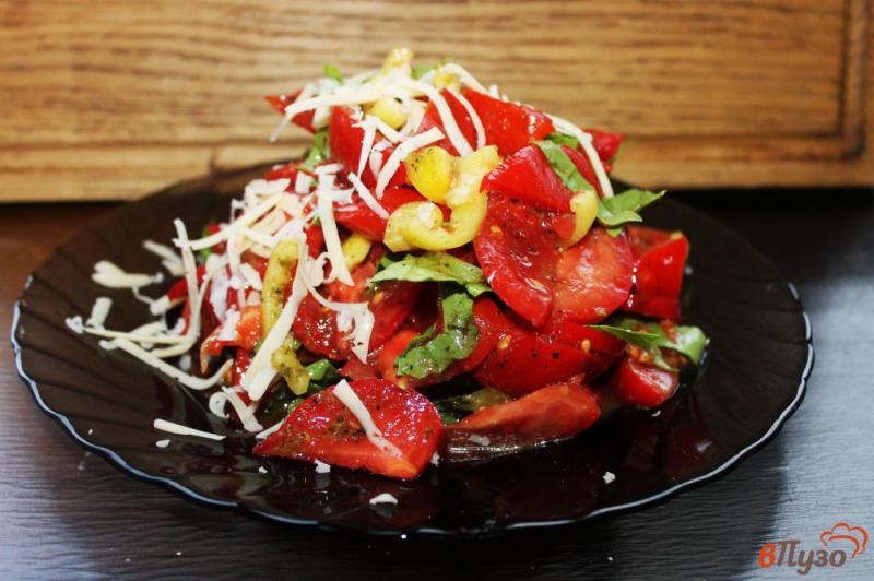 Фото приготовление рецепта: Салат из томатов, перца, листового салата и сыра под базиликовым песто шаг №5