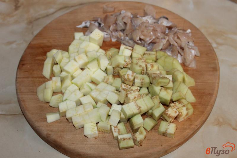 Фото приготовление рецепта: Паста с морским окунем, баклажаном и кабачком в соевом соусе шаг №1