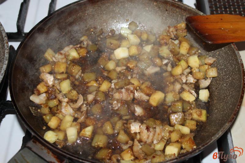 Фото приготовление рецепта: Паста с морским окунем, баклажаном и кабачком в соевом соусе шаг №3