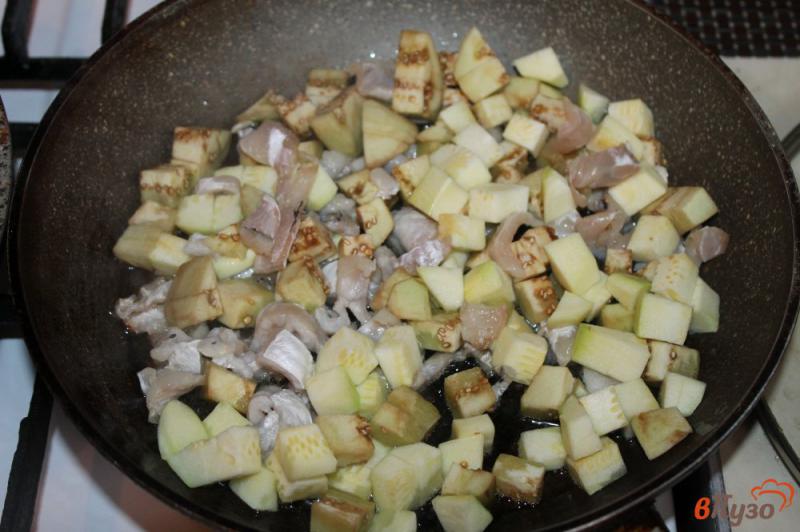 Фото приготовление рецепта: Паста с морским окунем, баклажаном и кабачком в соевом соусе шаг №2